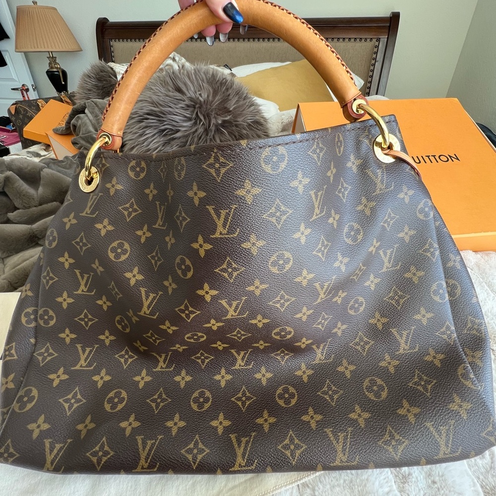 Louis Vuitton Artsy hobo bag ❤️❤️❤️